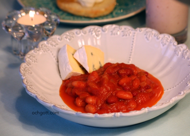 Bönor i tomatsås med mögelost